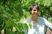 Christine Brugger im eigenen Kräutergarten.