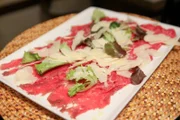 Das Rindercarpaccio im beliebten Restaurant „La Cantina“ in Venedig wird mit hausgemachter Limettenvinaigrette beträufelt.