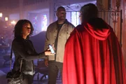 Officer Grey (Richard T. Jones, M.) und seine Frau Luna Grey (Angel Parker, l.) suchen in einer Kirche in New York nach ihrer Tochter und befragen die dortigen Menschen nach möglichen Hinweisen.