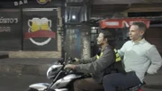 ZDF-Korrespondent Christoph Röckerath (r.) unterwegs in den engen Straßen einer Favela.