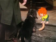 Der Pumuckl vereinbart mit Meister Eder, dass er wie ein Hund bellt, wenn jemand etwas vergißt oder verliert.