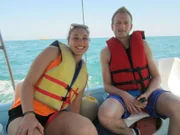 Reiseleiterin Leonie und Zweiter Offizier Christian Baumann auf einem kleinen Fischerboot in Huatulco, Mexiko.