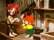 Meister Eder kommt auf die Idee, von Pumuckl ein Abbild zu machen und er schnitzt eine Holzpuppe. Doch der Pumuckl wird richtig eifersüchtig.