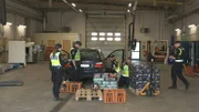 Grenzbeamte kontrollieren die Waren.