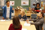Auf Abed (Danny Pudi, l.), Annie (Alison Brie, 2.v.l.), Britta (Gillian Jacobs, M.), Jeff (Joel McHale, r.) und Shirley (Yvette Nicole Brown, 2.v.r.) wartet ein ganz besonderes Weihnachtsfest ...