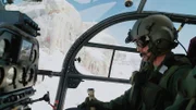 Ein Rettungshubschrauber sucht
