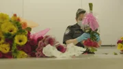 Officer Lizett Ramirez untersucht einen Rosenstrauß auf invasive Schädlinge.