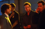 Don (Rob Morrow, r.) und Charlie (David Krumholtz, l.) wird Jeff Upchurch (Sean Patrick Flanery, M.), ein FBI-Beamter, der sich auf Geiselnahmen spezialisiert hat, zur Seite gestellt ...