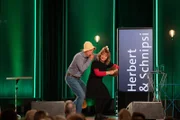 Seit 40 Jahren stehen sie gemeinsam auf der Bühne: Herbert & Schnipsi alias Hanns Meilhamer und Claudia Schlenger-Meilhamer gehören zu Bayerns bekanntesten und beliebtesten Komödianten. Im aktuellen Programm „Zeitreise mit Schlaglöchern“ werfen sie einen Blick zurück auf ihre Karriere und holen dabei persönliche Lieblingsstücke noch einmal auf die Bühne.
