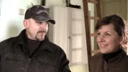 Maik (43) und seine Freundin Sandra (33) sind auf der Suche nach einem neuen Zuhause. Als Sandra eine alte Schule im Internet findet ist Maik sofort begeistert..