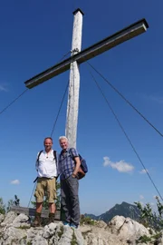 Werner Schmidbauer (rechts) und sein Gast, Rainer Maria Schießler, beim Gipfel des 1555 Meter hohen Rabenkopfs. Schießler ist Stadtpfarrer in München und bekannt unter anderem durch seine teilweise provokanten Äußerungen über die Katholische Kirche.