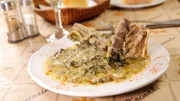 Ein traditionelles griechisches Gericht namens „Arni Frikase“ (ein griechisches Lammgericht), hier serviert im „Krinaki“.