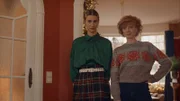 Daffy (Lize Feryn, l.) und ihre Mutter Annie (Marleen Merckx, r.) freuen sich, dass Minas große Liebe Mathias nach zehn Jahren plötzlich wieder vor der Tür steht.