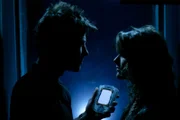 Sheppard (Joe Flanigan, li.) zeigt Larrin (Jill Wagner, re.) die Signatur der Wraith...