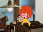 Ein Jahr wohnt nun Pumuckl bei Meister Eder. Zum Jubiläum bekommt er ein Spielzeugauto geschenkt, mit dem er in der Schreinerwerkstatt umherbraust.