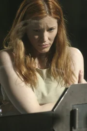 Anna (Kristen Dalton) wird in einem Glask%fig festgehalten. Sie ist ein Experiment von Dr. Keffler...