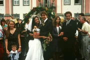 Elke und Udo (Barbara Wussow und Sascha Hehn) haben geheiratet. Angie (Angelika Reißner) gratuliert mit Benjamin (Andreas Winterhalder) und auch Carola (Olivia Pascal) und Prof. Vollmers (Christian Kohlund) freuen sich mit dem glücklichen Brautpaar.