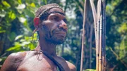 Mann im Dschungel von Papua-Neuguinea