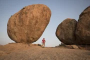 Professor Matthias Wemhoff bei den Dreharbeiten in der Wüste von Namibia.