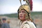 Alexander mit seinem Markenzeichen, dem Löwenhelm, weist den jungen Eroberer als Nachfahre des Halbgottes Herakles aus.