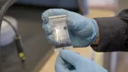 CBP-Beamter Edwards verwendet ein chemisches Testkit, um das Vorhandensein von Methamphetamin in verdächtigen Paketen zu bestätigen.