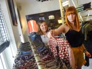 Sara (r.) ist zusammen mit ihrer Shoppingbegleitung Eli auf der Suche nach dem perfekten Outfit.