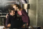 Alexis (Molly C. Quinn, r.) hat ihren Vater Richard Castle (Nathan Fillion, l.) längst durchschaut, was die Polizistin Kate Beckett betrifft.