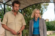 Max (Julian Looman) und Miranda (Elen Rhys) werden gerufen, als ein Hund auf einem Weingut erschossen wird.
