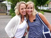 Christin (r.) zusammen mit ihrer Shoppingbegleitung Jo-Ann.