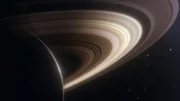 Saturns Ringe bestehen fast vollständig aus Eis. Sie sind so hell, dass sie das Sonnenlicht reflektieren und so auch von der Erde aus mit dem Teleskop zu erkennen sind.