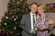 ACHTUNG SPERRFRIST! Die Veröffentlichung dieses Motives ist für alle ONLINE-MEDIEN (außer Programm-Presse) erst ab dem 15.12.2024 frei. Gerner (Wolfgang Bahro) und Yvonne (Gisa Zach) feiern Weihnachten.