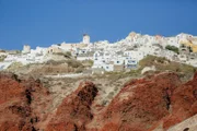 Das ikonische Dorf Oia auf Santorin.