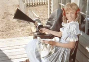 Mit ihrer neu erworbenen Sprechmaschine versucht Nellie (Alison Arngrim), bei ihrem Schwarm Jason Eindruck zu schinden.
