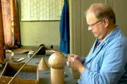 Peter Sauer ist einer der wenigen Menschen, die Feuerwerke noch selbst herstellen. Mit viel Können und großer Vorsicht fertigt er eine Feuerwerksbombe.