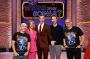 Moderator Kai Pflaume (M.) und seine Rateteam-Kapitäne Bernhard Hoëcker (l.) und Elton (r.) begrüßen in dieser Sendung die Journalistin und Fernsehmoderatorin Julia-Niharika Sen (2.v.l.) und den Fernsehmoderator Louis Klamroth (2.v.r.n.r.).