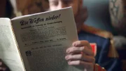 Kaiser Franz Joseph mit einer Zeitung.