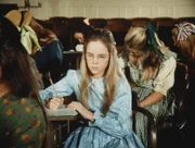 Konzentriert überlegt Mary (Melissa Sue Anderson, M.), wie die bewusste Mathematik-Formel heißt.