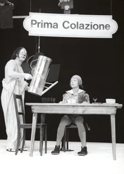 Clown Umberto Troni gießt Clown Stefano Manca den Frühstückskaffee ein.