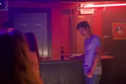 Bundy stalkt Frauen in einer Bar.