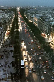 Die Champs Elysées in Paris bei Nacht.