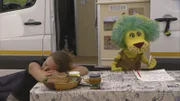 Oli schreibt einen Brief an die Strauße - Davina schläft.