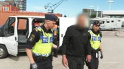 Die Grenzpolizei führt den Mann ab.