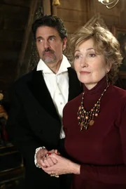 Waren vor langer Zeit ein Liebespaar: Necromancer (Chris Sarandon, l.) und  Penny 'Grams' Halliwell (Jennifer Rhodes, r.) ...