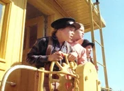 Carl (Brian Part, l.), Mary (Melissa Sue Anderson, M.) und Laura (Melissa Gilbert, r.) sind auf einem rasenden Waggon gefangen.