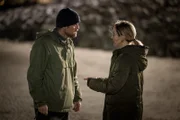 Sean Meredith (Jonas Armstrong, l.); Lisa Armstrong (Morven Christie, r.)