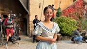 Checkerin Marina als Zofe am Filmset des Märchenfilms "Die verkaufte Prinzessin".