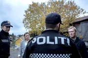 Wisting (Sven Nordin, re.) wird vor den Augen seiner Tochter Line (Thea Green Lundberg) festgenommen.