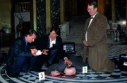 Böck (Heinz Weixelbraun, l.), Moser (Tobias Moretti, M.) und Gerichtsmediziner Dr. Graf (Gerhard Zemann, r.) rätseln, ob es sich hier um einen Selbstmord oder um einen Mord handelt ...