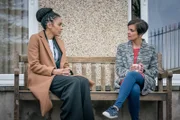 DS Jenn Townsend (Marsha Thomason, l.) klärt die Mutter des Opfers, Mariam Rahman (Rina Mahoney, r.) über den Fall auf. Obwohl es Mariam schwer fällt, den Tod ihres Sohnes zu verarbeiten, will sie, dass der Täter seiner gerechten Strafe zugeführt wird.