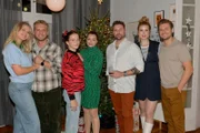 ACHTUNG SPERRFRIST! Die Veröffentlichung dieses Motives ist für alle ONLINE-MEDIEN (außer Programm-Presse) erst ab dem 15.12.2024 frei. Weihnachten bei den Bachmanns (v.l.): Alicia (Josefin Bressel), Paul (Niklas Osterloh), Kate, Emily (Anne Menden), John (Felix von Jascheroff), Jessica (Nina Ensmann) und Philip (Jörn Schlönvoigt)